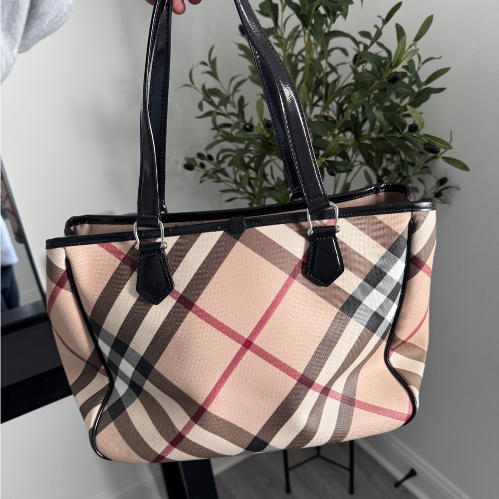 Elegant Checkered Tote with Black Accents - Picture 6 of 7